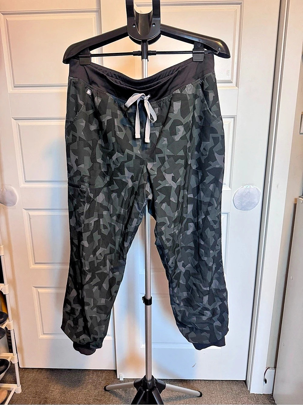 FIGS Zamora Jogger Scrub Pants Camo Green & Black XL